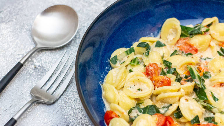 Cremige Pasta mit Mangold und Tomaten