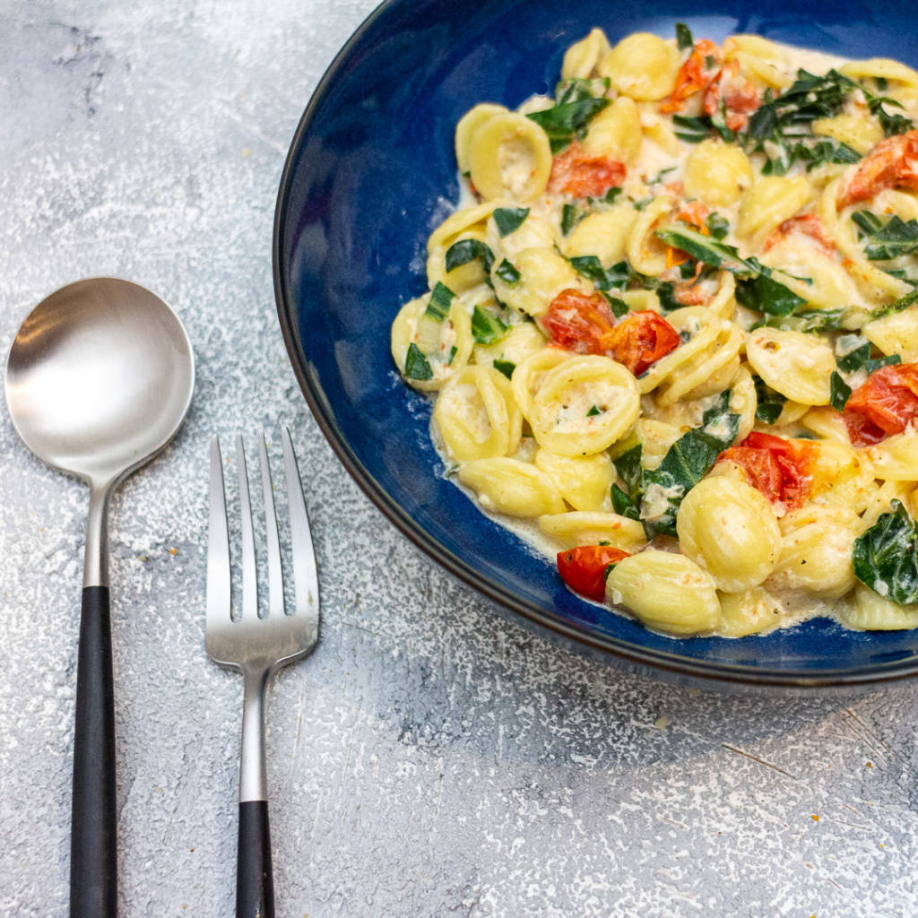 Cremige Pasta mit Mangold und Tomaten