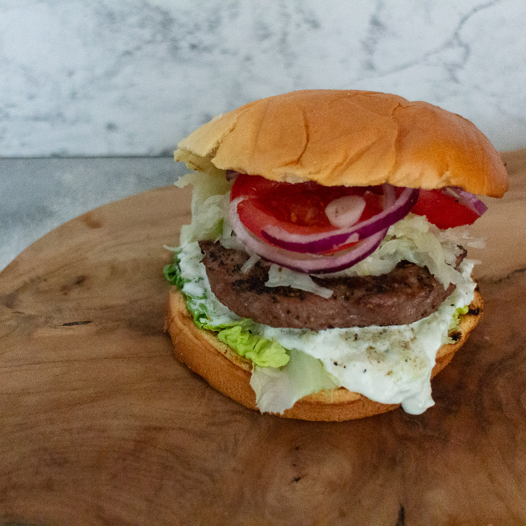 Stauferico Burger mit Zaziki, Krautsalat und roten Zwiebeln